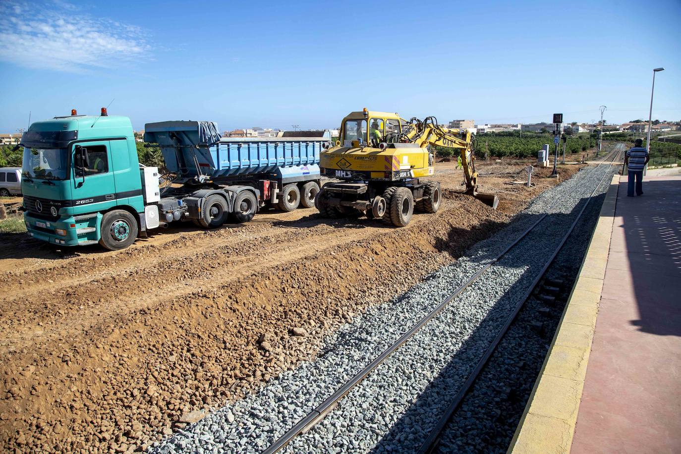 Adif repara los daños causados por la lluvia hace un mes en este trazado y entre Murcia y Cartagena, por donde tampoco circulan trenes