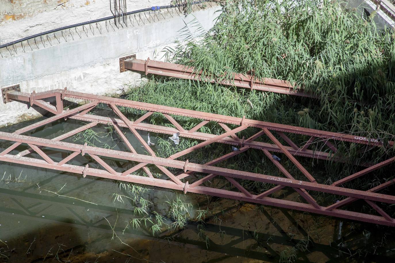 Los vecinos denuncian molestias por la acumulación de aguas en la Casa Llagostera, pendiente de reformar.