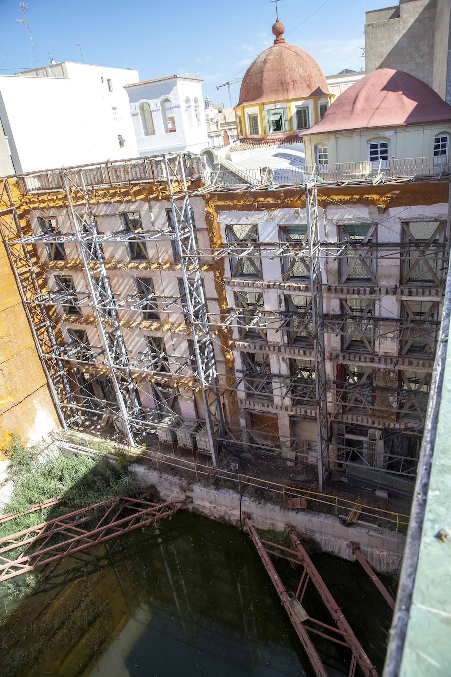 Los vecinos denuncian molestias por la acumulación de aguas en la Casa Llagostera, pendiente de reformar.