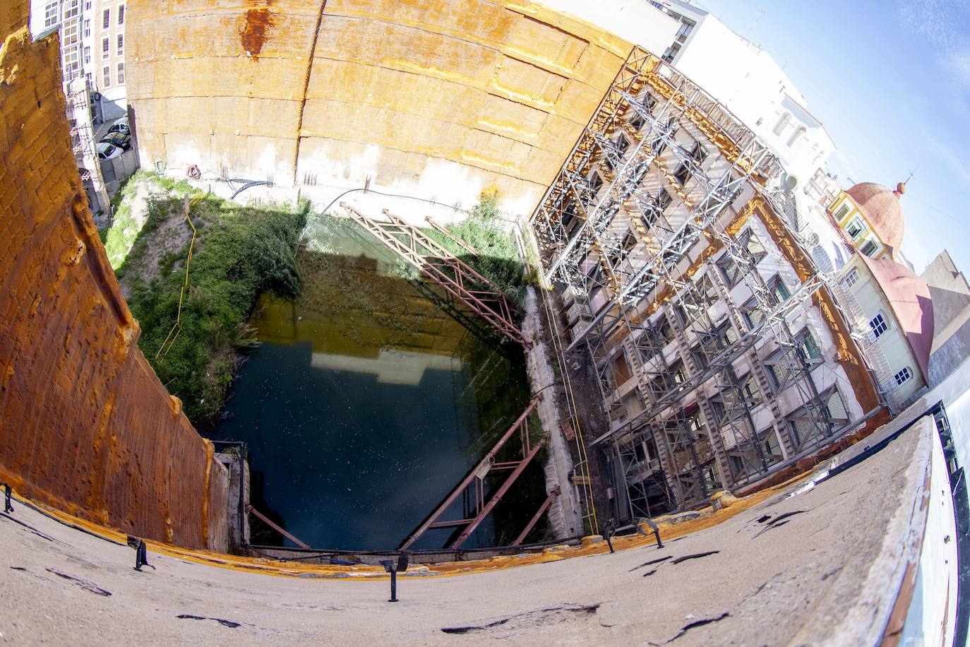 Los vecinos denuncian molestias por la acumulación de aguas en la Casa Llagostera, pendiente de reformar.