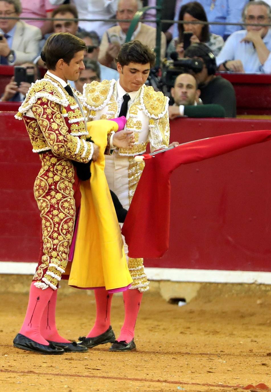 El torero lorquino perdió la puerta grande por el descabello en el séptimo festejo de la Feria del Pilar