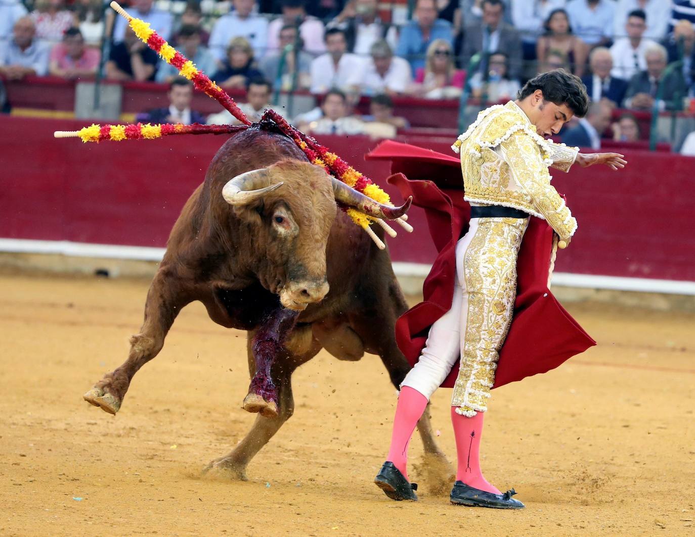 El torero lorquino perdió la puerta grande por el descabello en el séptimo festejo de la Feria del Pilar