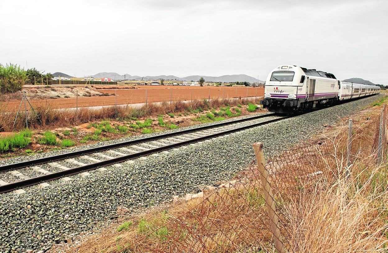 Tramo del corredor ferroviario a la entrada a Cartagena, en el entorno de Las Tejeras. 