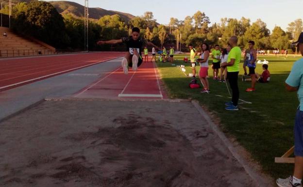 Imagen principal - Úrsula Ruiz reinventa el atletismo con la jornada Citius Altius Fortius en los Juegos del Guadalentín