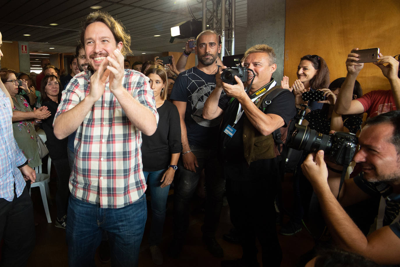 El líder de Unidas Podemos comprueba en Murcia el músculo de su formación en un acto en que no hubo mención a la marcha de Urralburu