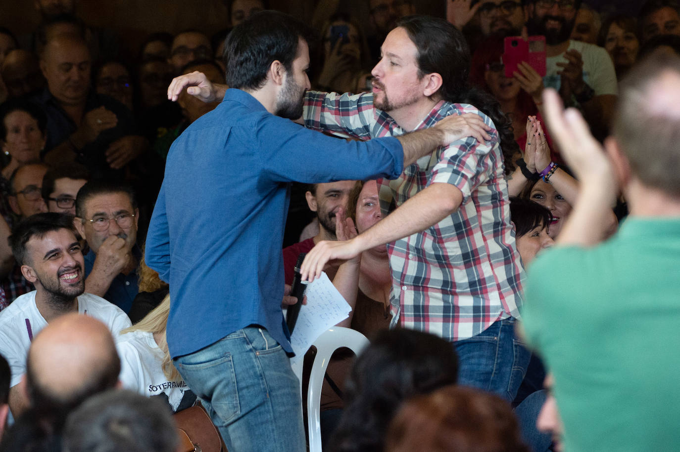 El líder de Unidas Podemos comprueba en Murcia el músculo de su formación en un acto en que no hubo mención a la marcha de Urralburu