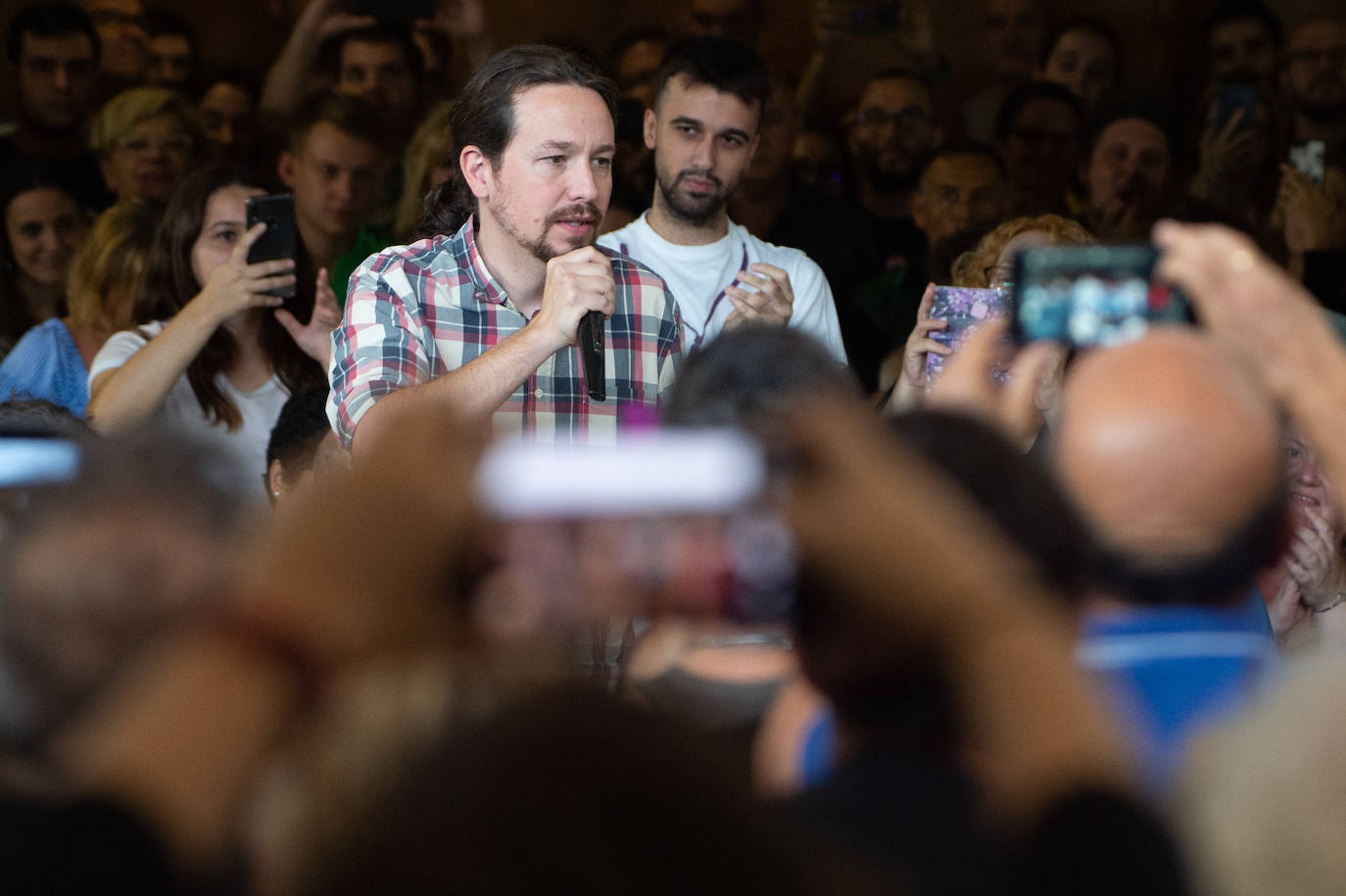 El líder de Unidas Podemos comprueba en Murcia el músculo de su formación en un acto en que no hubo mención a la marcha de Urralburu