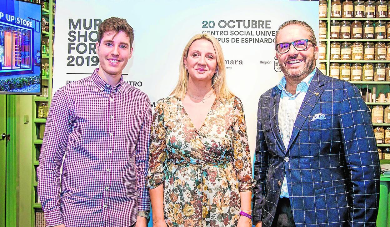 Eduardo Navarro, Carolina Espinosa y Miguel López, ayer, tras la presentación. 