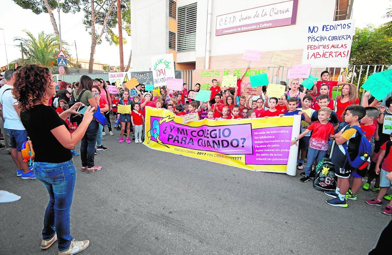 Padres y alumnos del centro, durante la protesta que realizaron la semana pasada. 