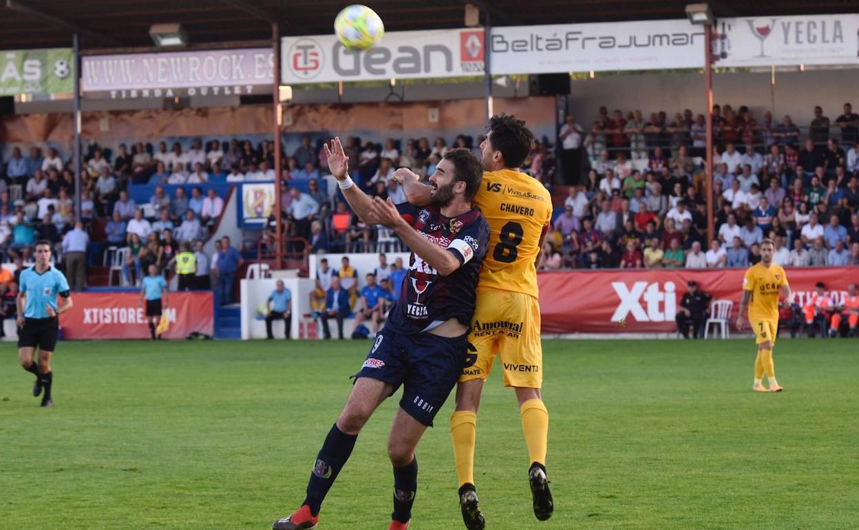 Iker Torre y Alejandro Chavero disputando un balón en el partido que les enfrentaba en La Constitución.