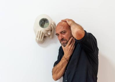 Imagen secundaria 1 - Dos visitantes observan las piezas mostradas hasta el 4 de noviembre. | Lidó Rico, junto a una de sus creaciones. | Una de las obras expuestas más inquietantes. 