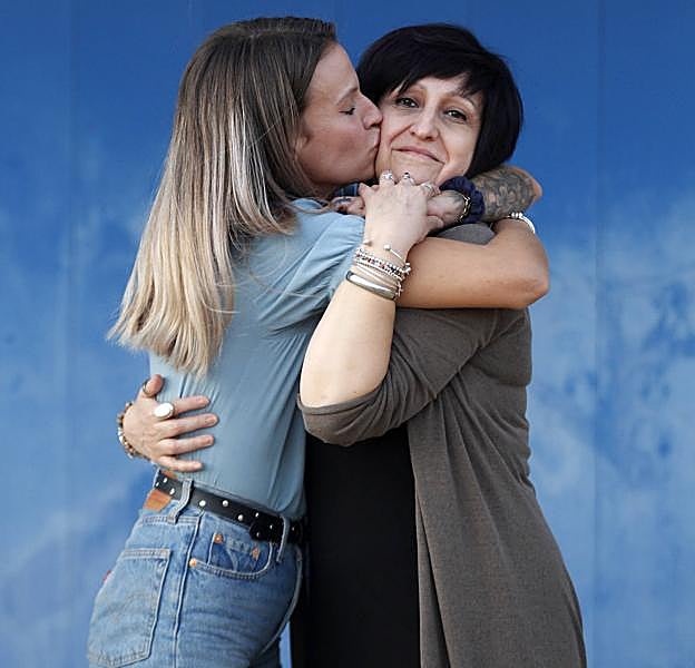 María López abraza y besa con fuerza a su madre, Esperanza Bernal, después de una sesión de quimioterapia.