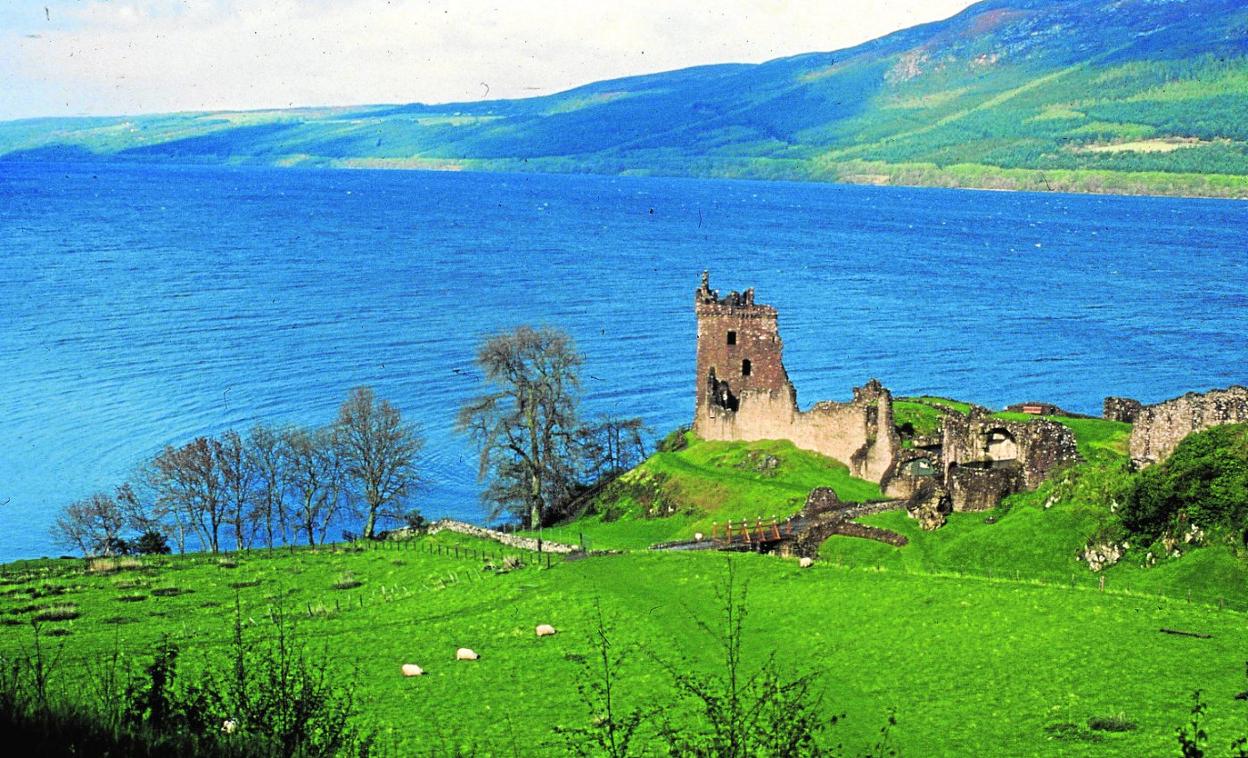 Vista del Lago Ness, en Escocia, con las ruinas del Castillo Urquhart en primer término. 