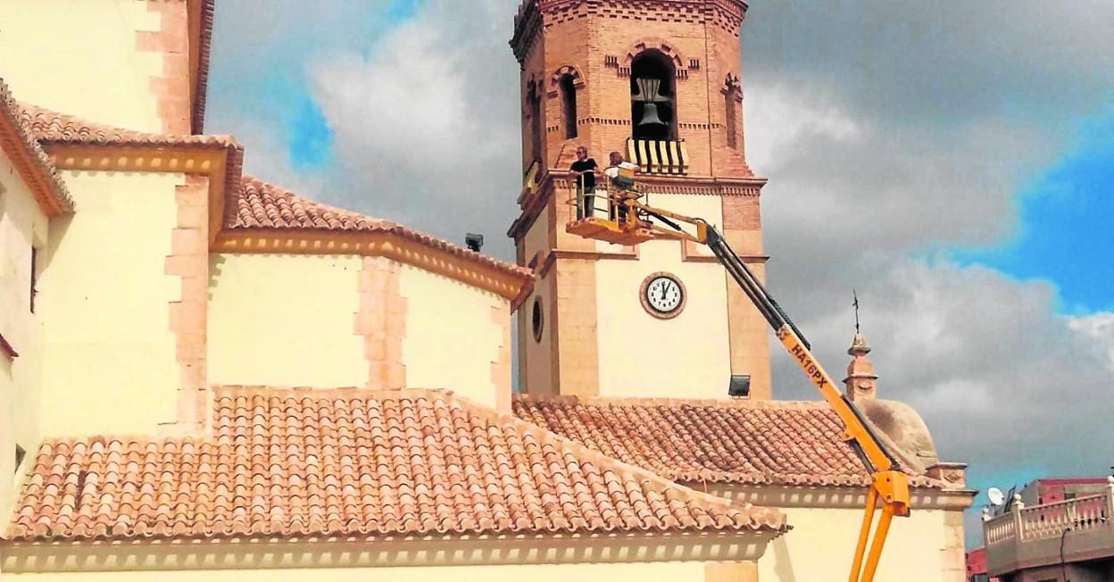 Dos técnicos observan los daños causados por la concentración de palomas en los tejados del santuario.