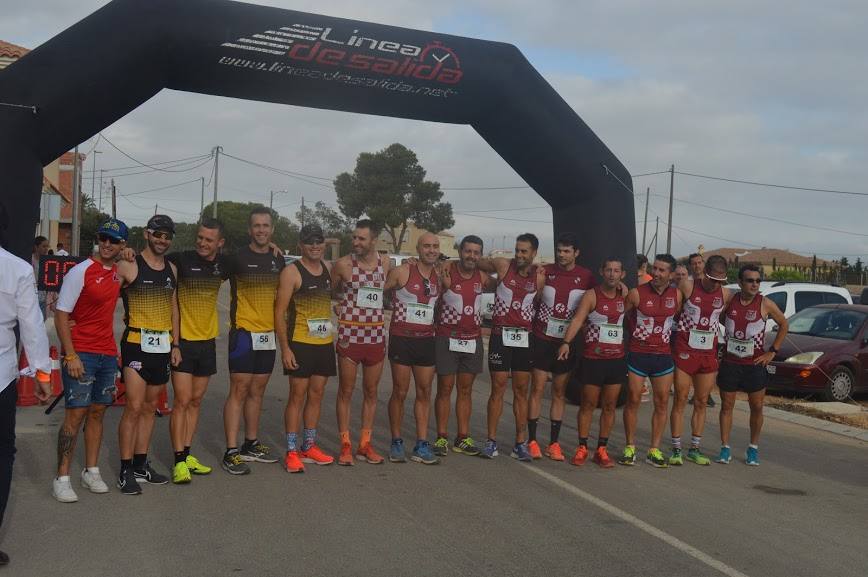 El ganador masculino completa los 9 kilómetros del recorrido en 29:44 minutos, por los 34:23 para la corredora del Mobel Automenor Running Team