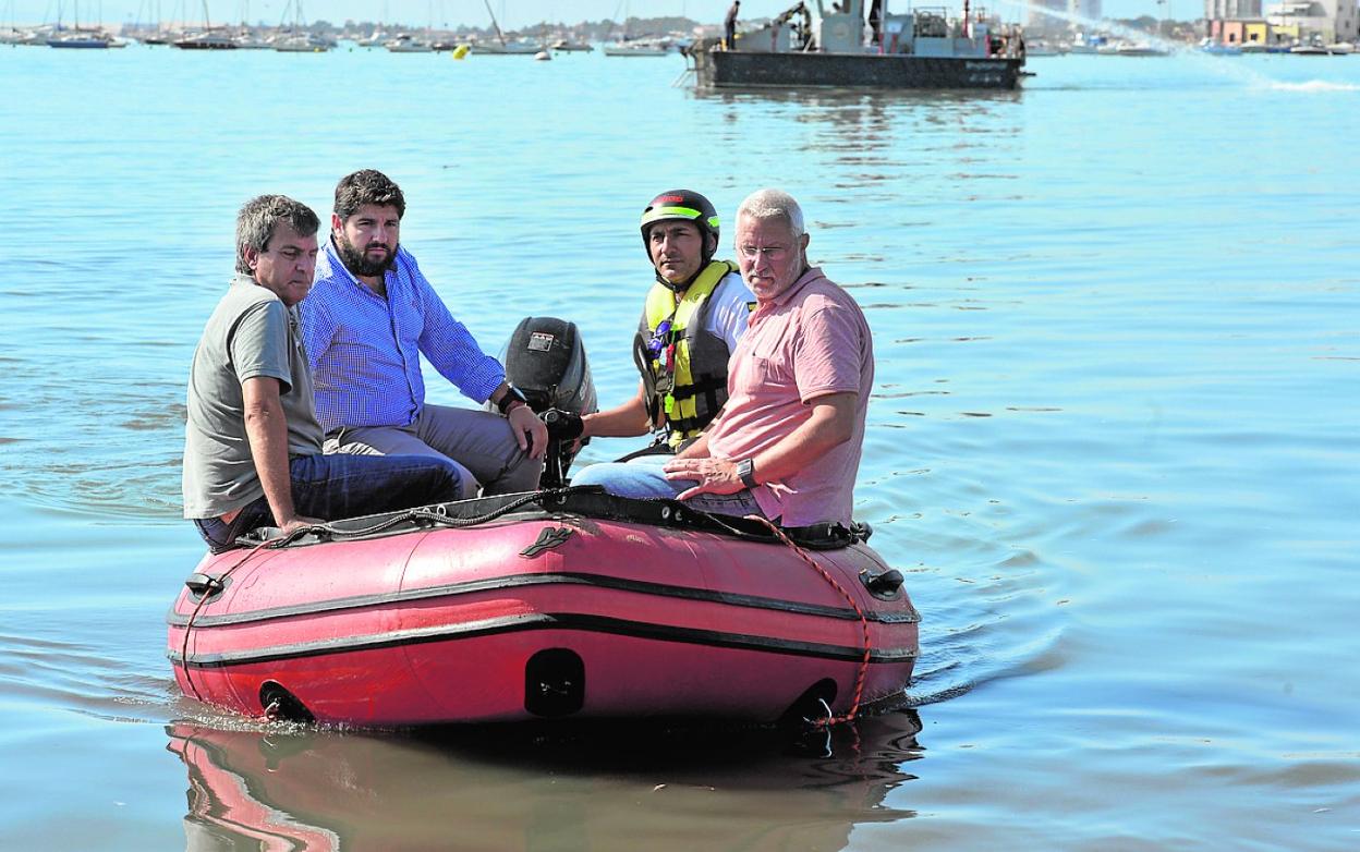 Fernando López Miras, ayer, en una lancha en el Mar Menor. 