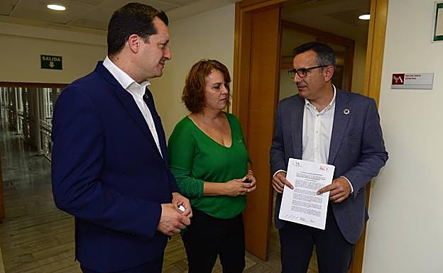 El secretario general del PSRM, Diego Conesa (dcha.), en la mañana de este lunes, en la Asamblea Regional, donde ha registrado una moción pidiendo actuaciones ante la crisis del Mar Menor. 