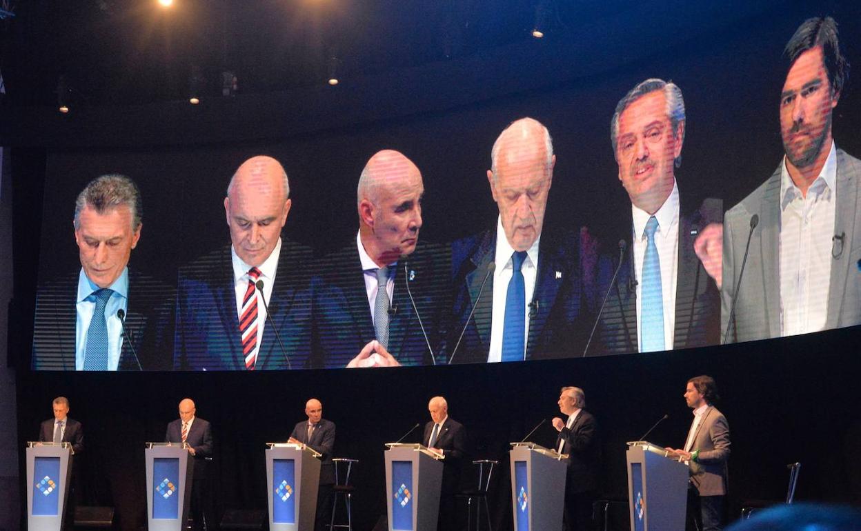 Los seis candidatos a las elecciones presidenciales en Argentina (a la izquierda el presidente Macri), en un debate.