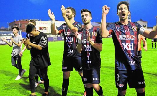 Los jugadores del Yeclano celebran el triunfo contra el UCAM, el domingo. 