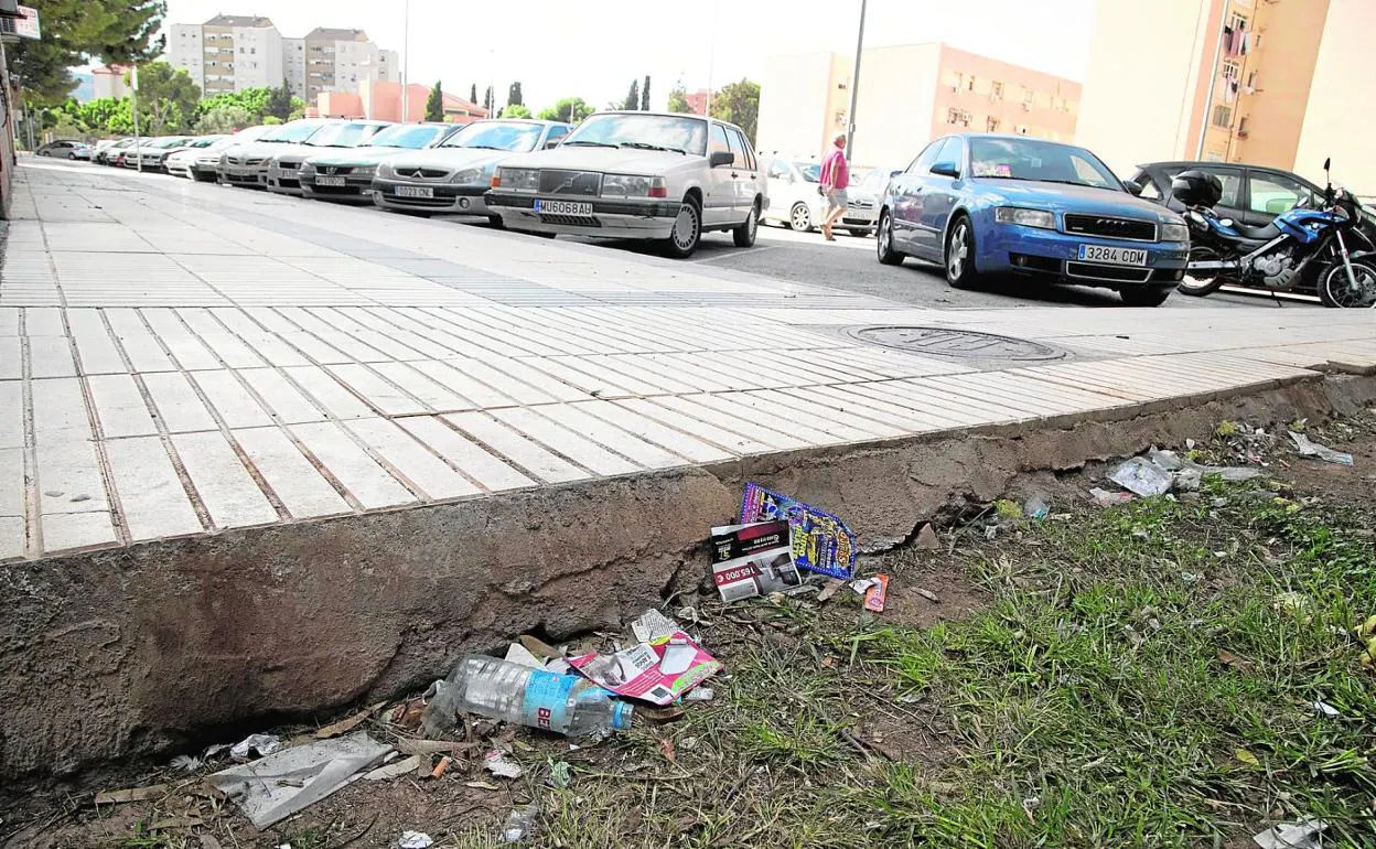 Papeles, bolsas y otros restos tirados junto a la acera de una calle del Ensanche, en una imagen tomada hace unos días. 