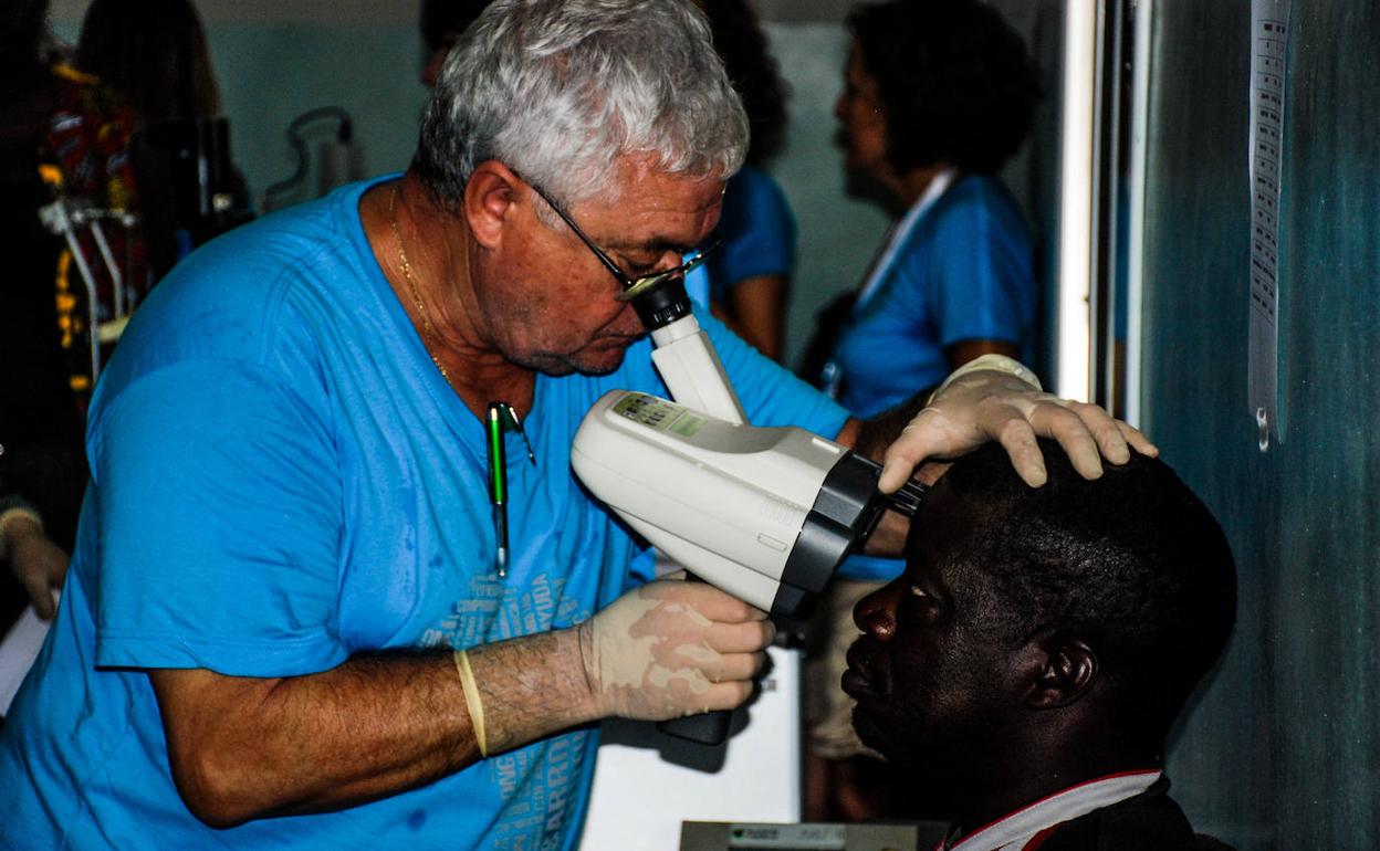 Un oftalmólogo revisa la vista de uno de los pacientes senegaleses.