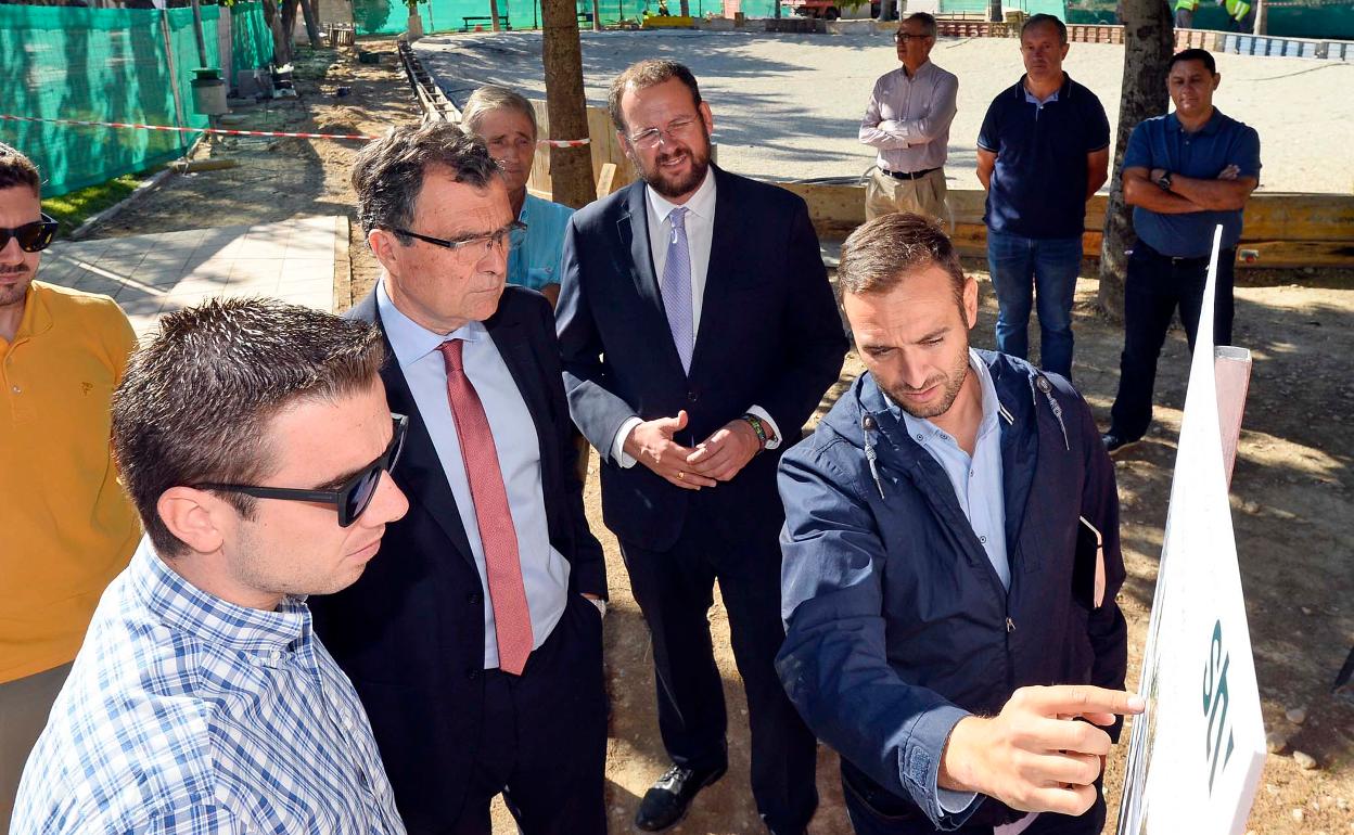 José Ballesta visita las obras de renovación del lago de San Ginés. 