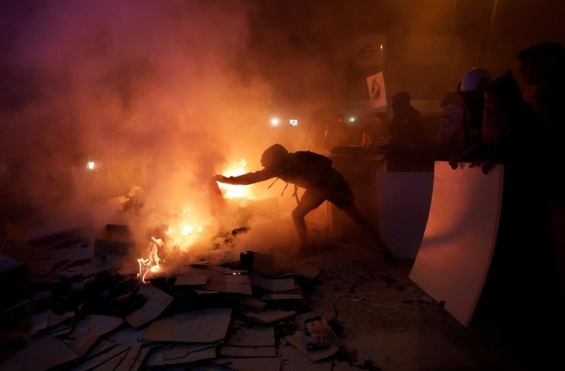 Barricadas de fuego, gritos en favor de la independencia y múltiples objetos en las calles de Barcelona