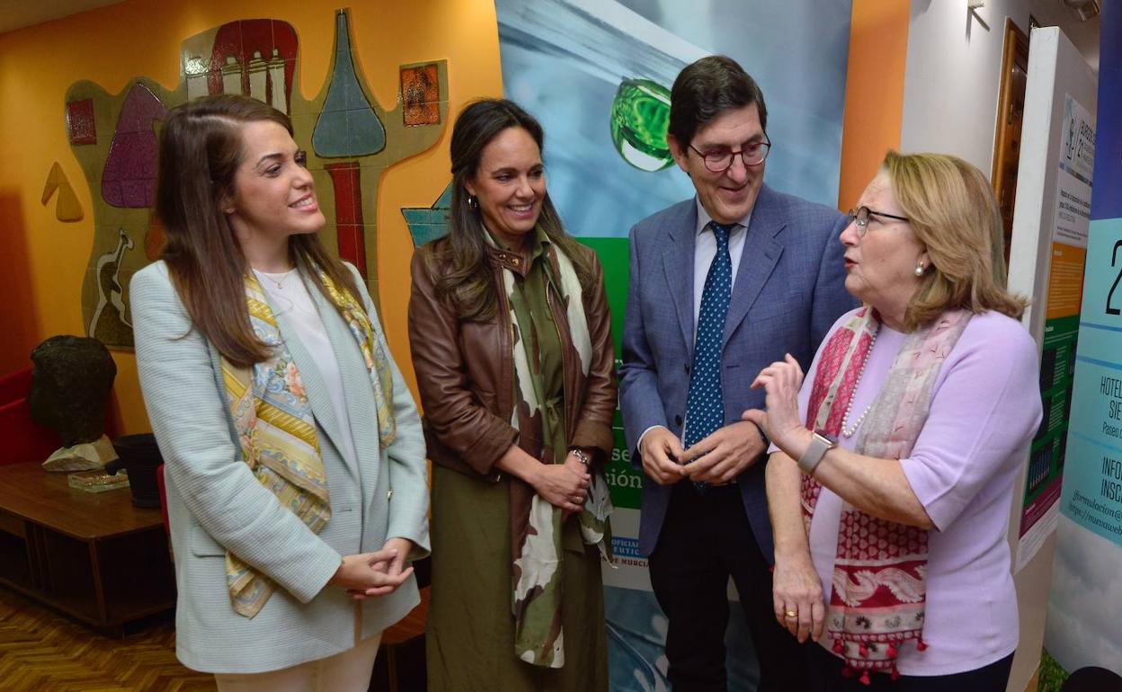 Concepción Chamorro, Ana López-Casero, Manuel Villegas e Isabel Tovar, tras la presentación del protocolo.