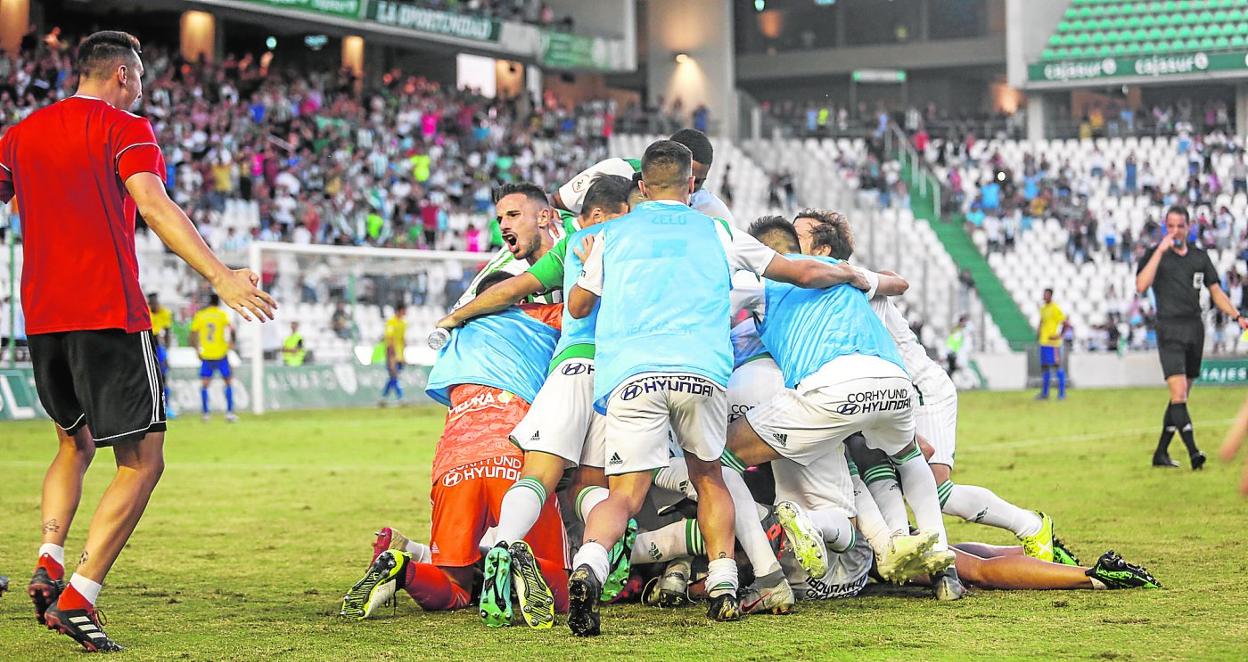 Los jugadores del Córdoba celebran el gol de Miguel de las Cuevas contra el Cádiz B, que supuso el triunfo en el minuto 95. 