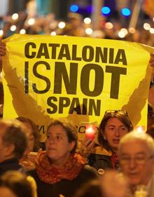 Imagen secundaria 2 - Imágenes de las protestas de la madrugada de este miércoles en Barcelona.