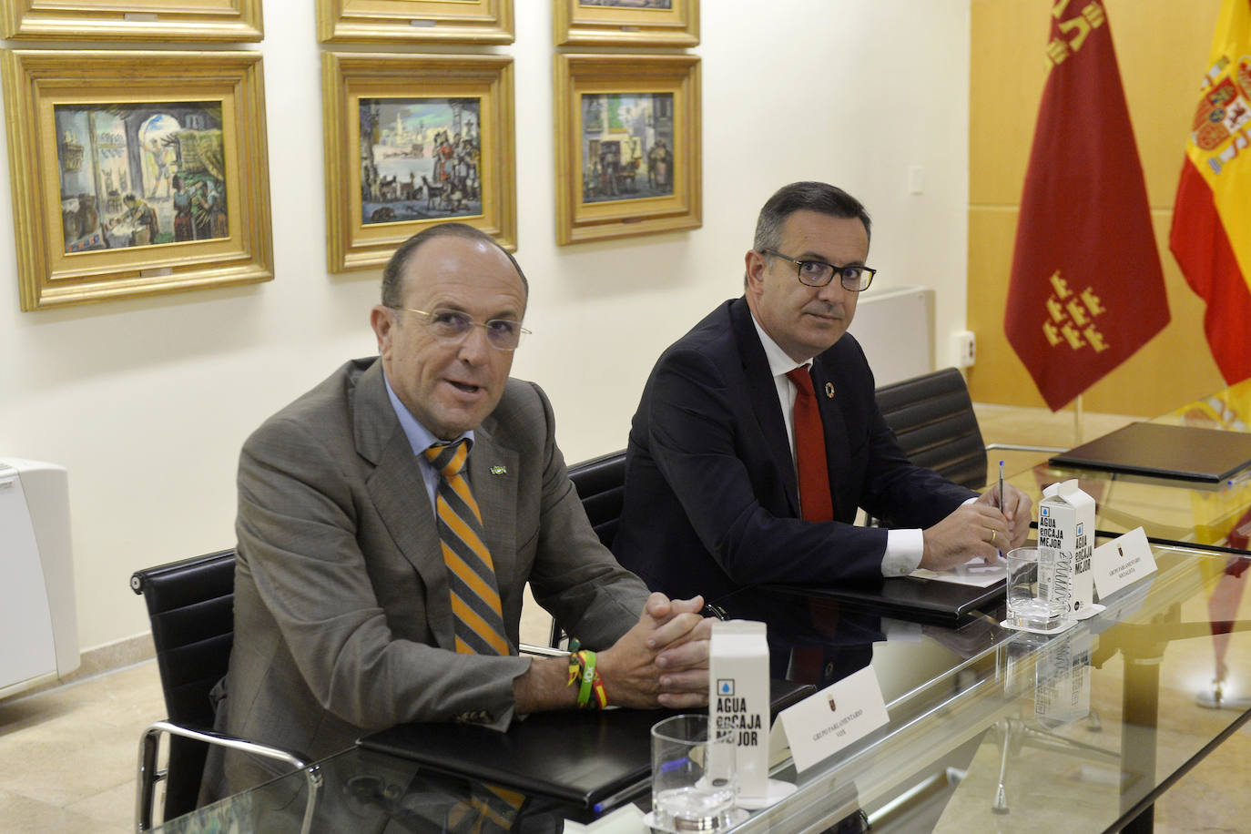 El presidente reúne a los responsables políticos y a los alcaldes en busca del máximo consenso ante la situación crítica de la laguna salada.