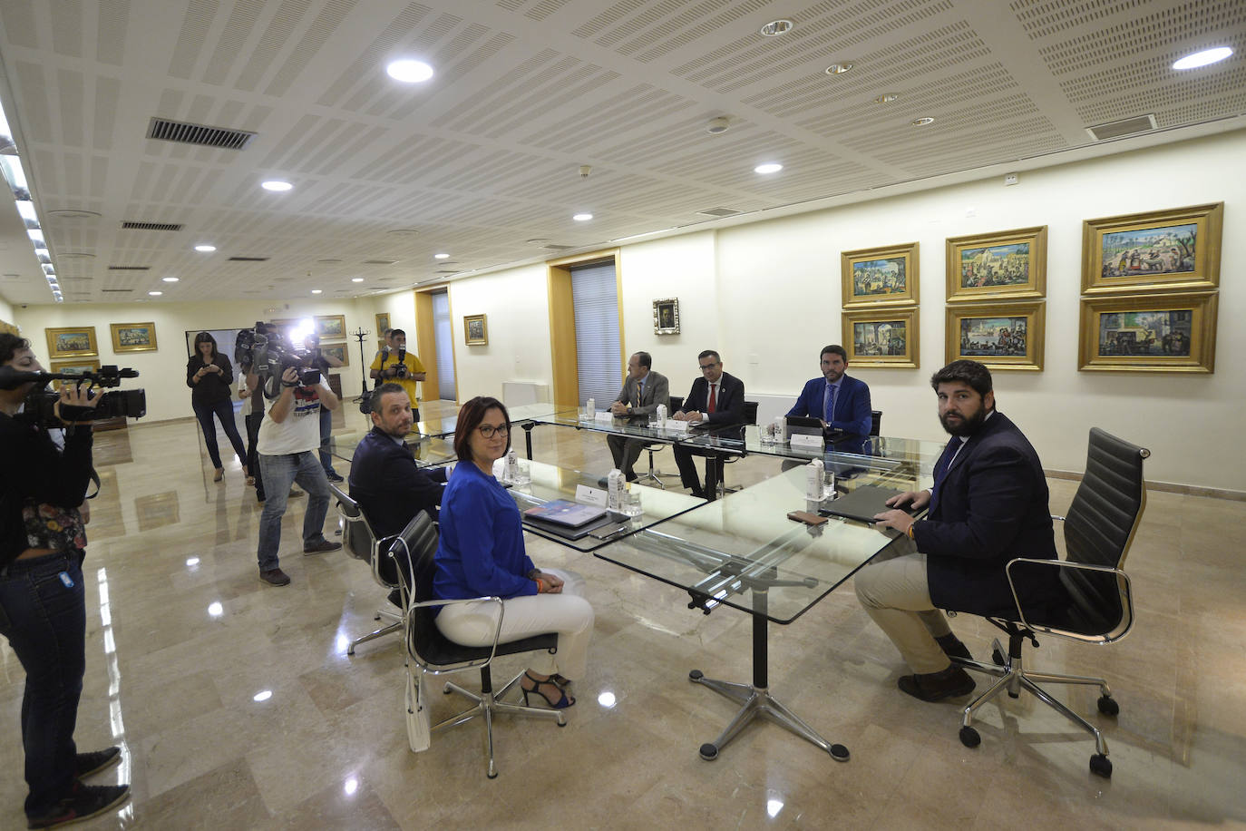 El presidente reúne a los responsables políticos y a los alcaldes en busca del máximo consenso ante la situación crítica de la laguna salada.