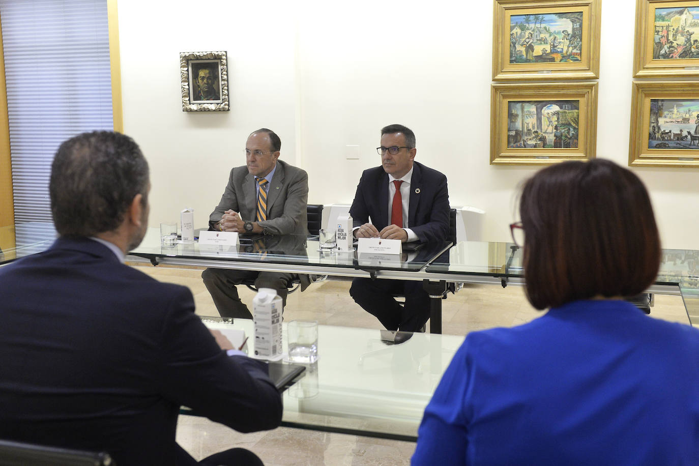 El presidente reúne a los responsables políticos y a los alcaldes en busca del máximo consenso ante la situación crítica de la laguna salada.