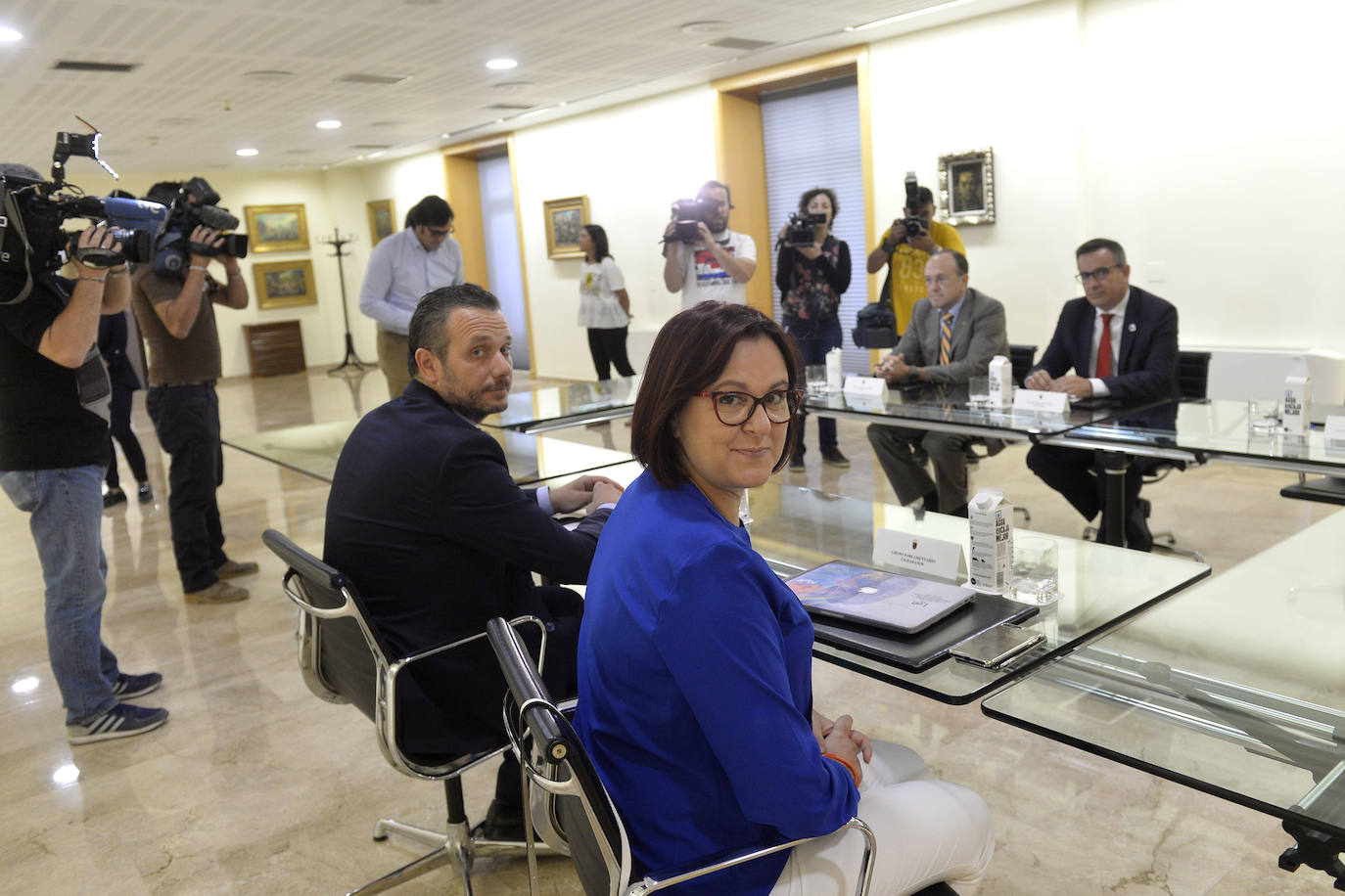 El presidente reúne a los responsables políticos y a los alcaldes en busca del máximo consenso ante la situación crítica de la laguna salada.