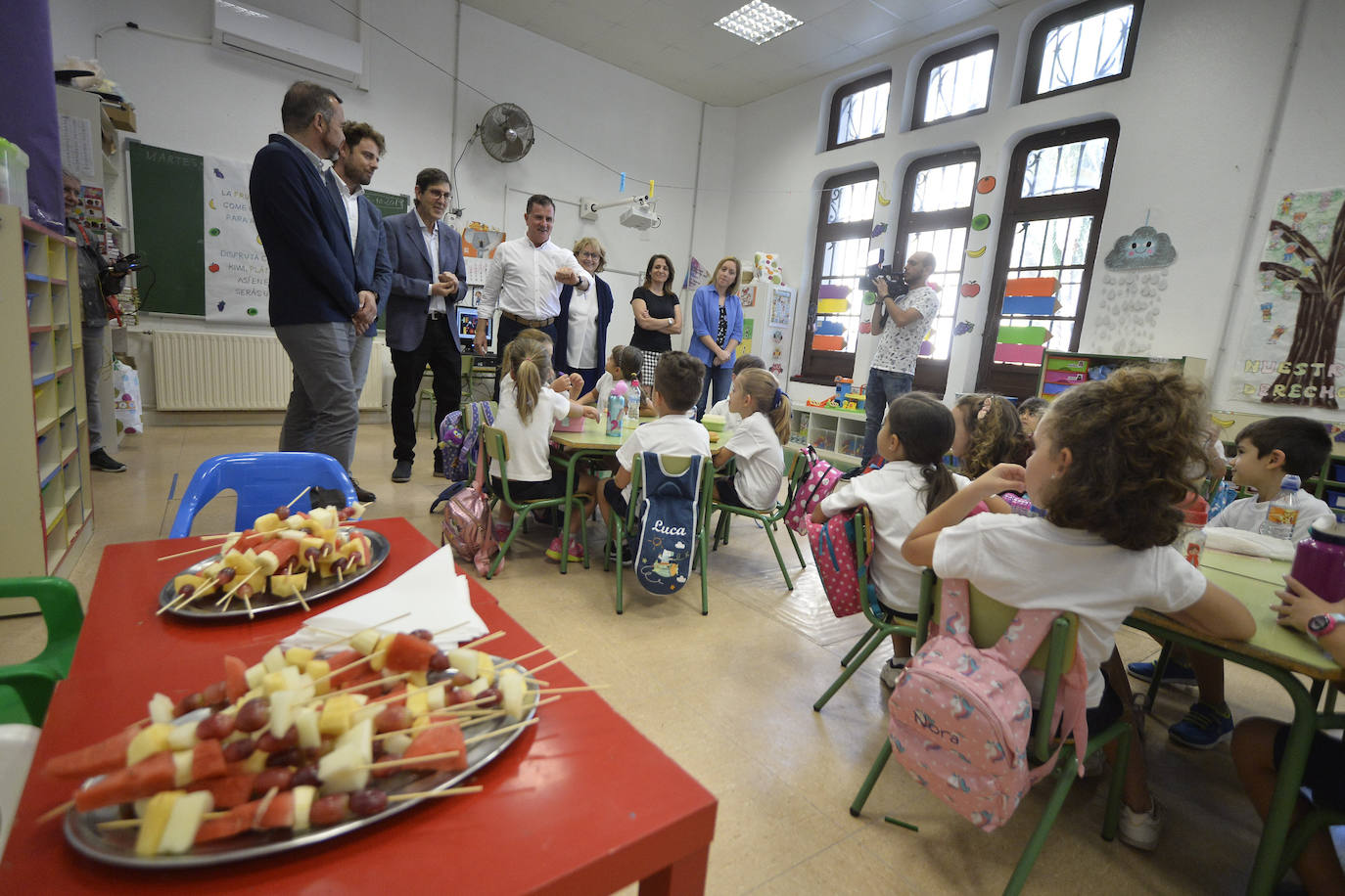 Con motivo del Día Mundial de la Alimentación, Villegas visitó el colegio de Educación Infantil y Primaria Cierva Peñafiel de Murcia, donde destacó que «la infancia es un periodo determinante para inculcar comportamientos para adoptar un estilo de vida sano y fomentar una dieta equilibrada».