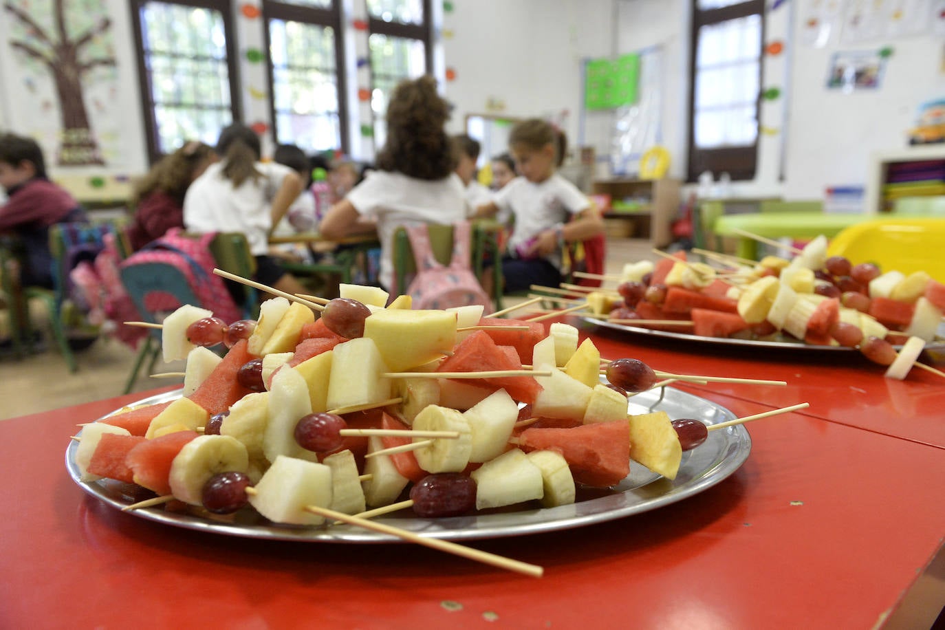 Con motivo del Día Mundial de la Alimentación, Villegas visitó el colegio de Educación Infantil y Primaria Cierva Peñafiel de Murcia, donde destacó que «la infancia es un periodo determinante para inculcar comportamientos para adoptar un estilo de vida sano y fomentar una dieta equilibrada».