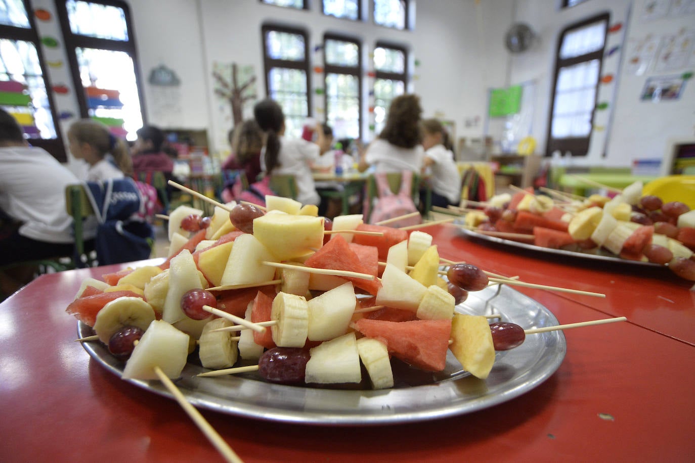 Con motivo del Día Mundial de la Alimentación, Villegas visitó el colegio de Educación Infantil y Primaria Cierva Peñafiel de Murcia, donde destacó que «la infancia es un periodo determinante para inculcar comportamientos para adoptar un estilo de vida sano y fomentar una dieta equilibrada».
