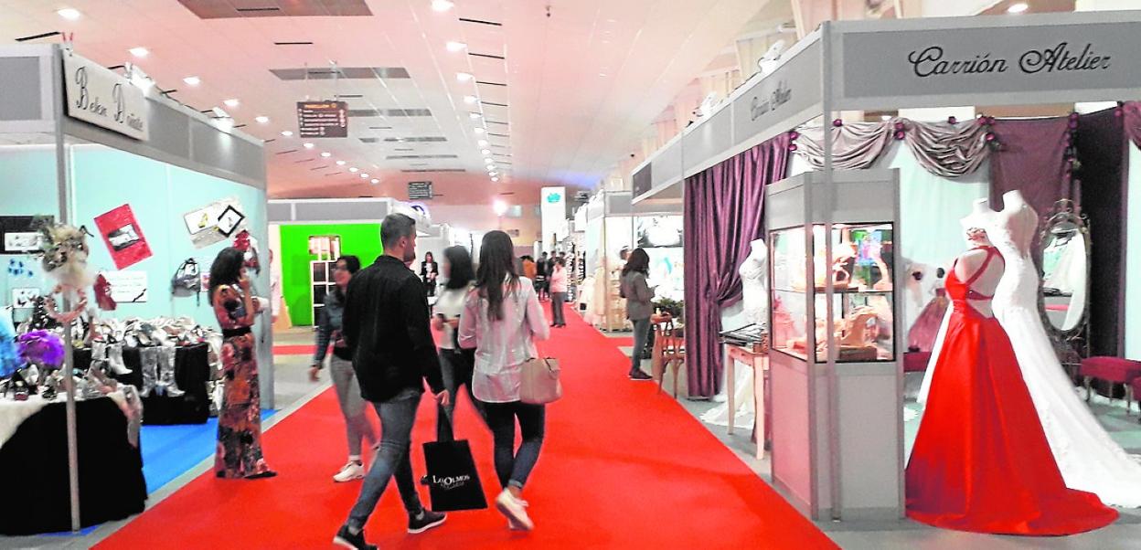 Visitantes recorren los distintos 'stands' en la pasada edición de Boda&Celebraciones. 