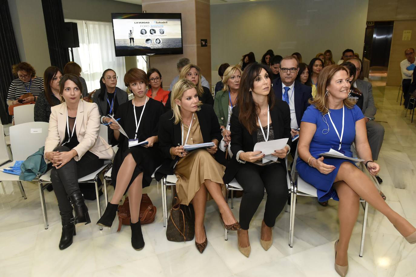 Un foro reúne a cinco mujeres de éxito de los sectores de la banca, la empresa y la música para compartir su experiencia profesional 