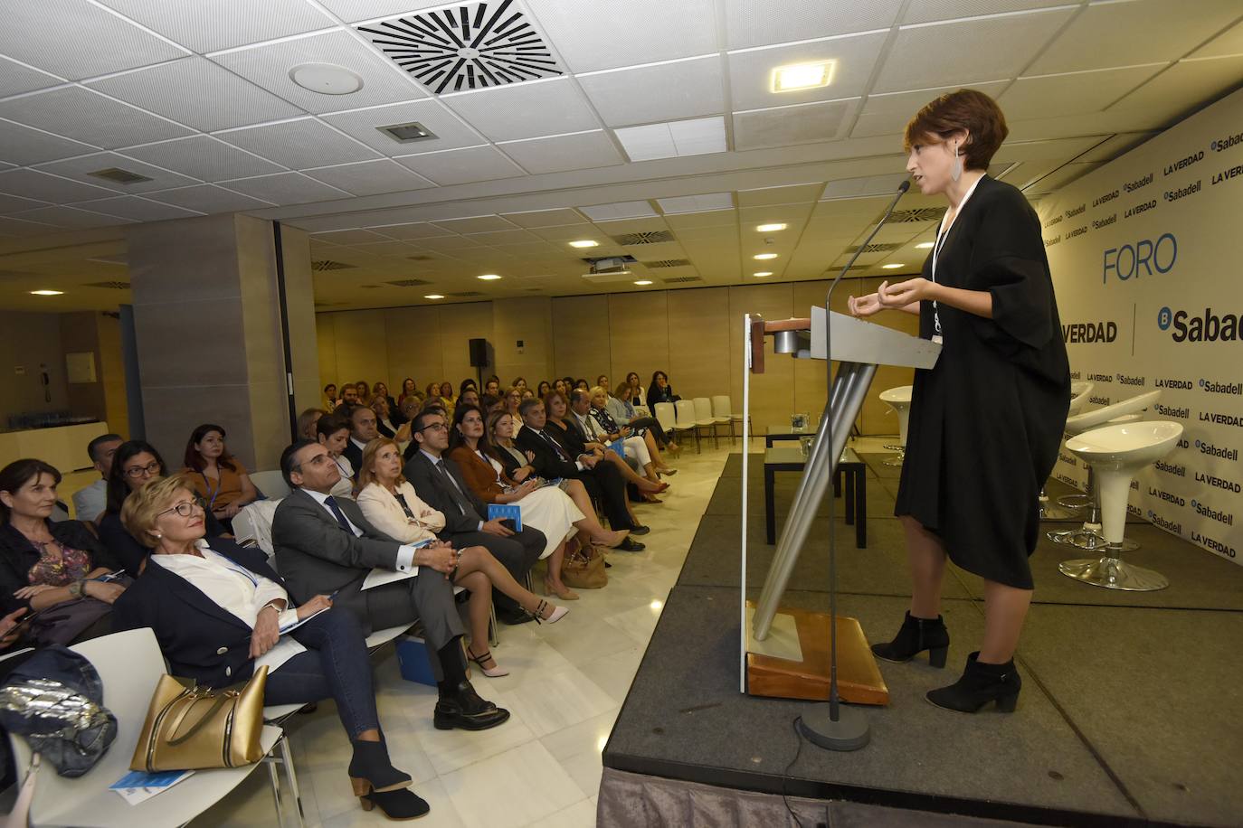 Un foro reúne a cinco mujeres de éxito de los sectores de la banca, la empresa y la música para compartir su experiencia profesional 