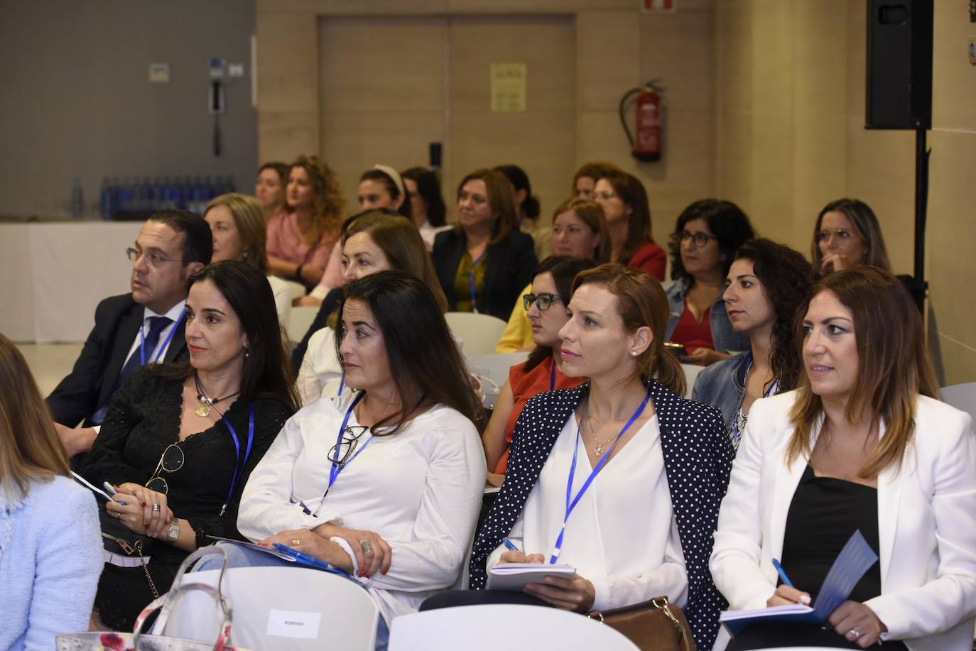 Un foro reúne a cinco mujeres de éxito de los sectores de la banca, la empresa y la música para compartir su experiencia profesional 