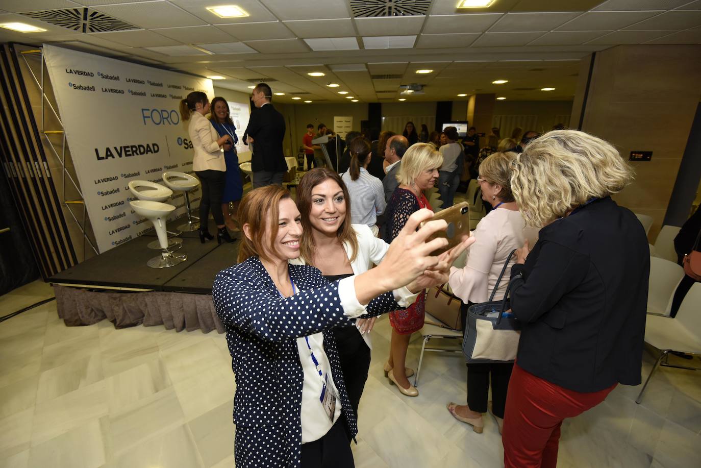 Un foro reúne a cinco mujeres de éxito de los sectores de la banca, la empresa y la música para compartir su experiencia profesional 