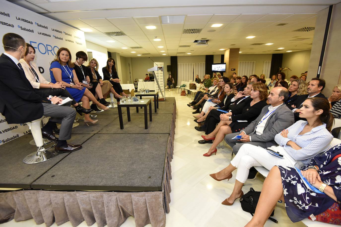 Un foro reúne a cinco mujeres de éxito de los sectores de la banca, la empresa y la música para compartir su experiencia profesional 