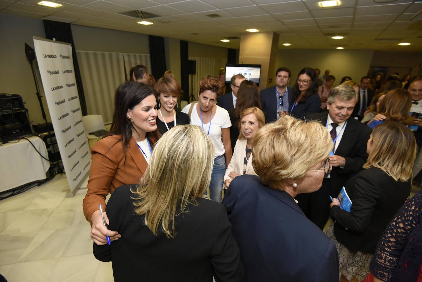 Un foro reúne a cinco mujeres de éxito de los sectores de la banca, la empresa y la música para compartir su experiencia profesional 