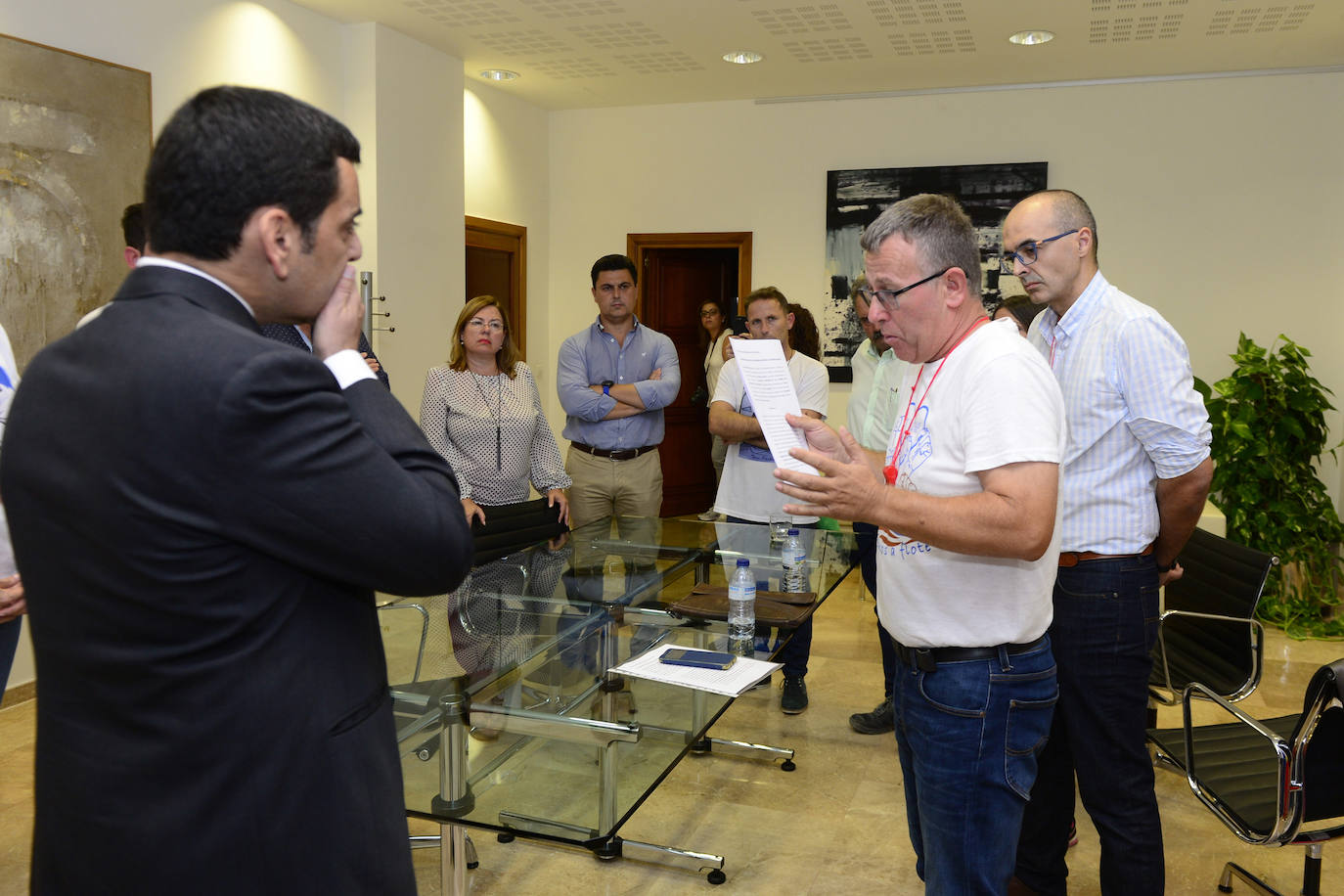 Los alcaldes de San Pedro, San Javier, Los Alcázares y Torre Pacheco, el presidente de la Cofradía de Pescadores de San Pedro y representantes de la plataforma Stop inundaciones se reunieron tras la marcha con el delegado del Gobierno, Francisco Jiménez