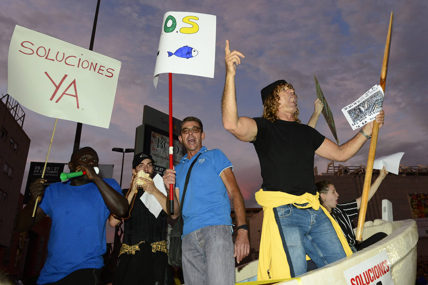 Los alcaldes de San Pedro, San Javier, Los Alcázares y Torre Pacheco, el presidente de la Cofradía de Pescadores de San Pedro y representantes de la plataforma Stop inundaciones se reunieron tras la marcha con el delegado del Gobierno, Francisco Jiménez