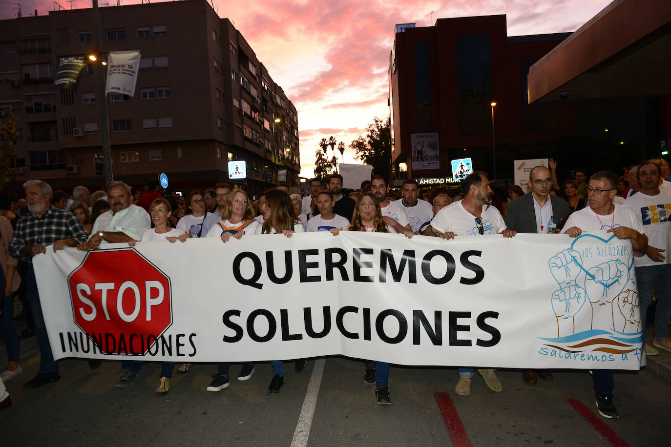 Los alcaldes de San Pedro, San Javier, Los Alcázares y Torre Pacheco, el presidente de la Cofradía de Pescadores de San Pedro y representantes de la plataforma Stop inundaciones se reunieron tras la marcha con el delegado del Gobierno, Francisco Jiménez
