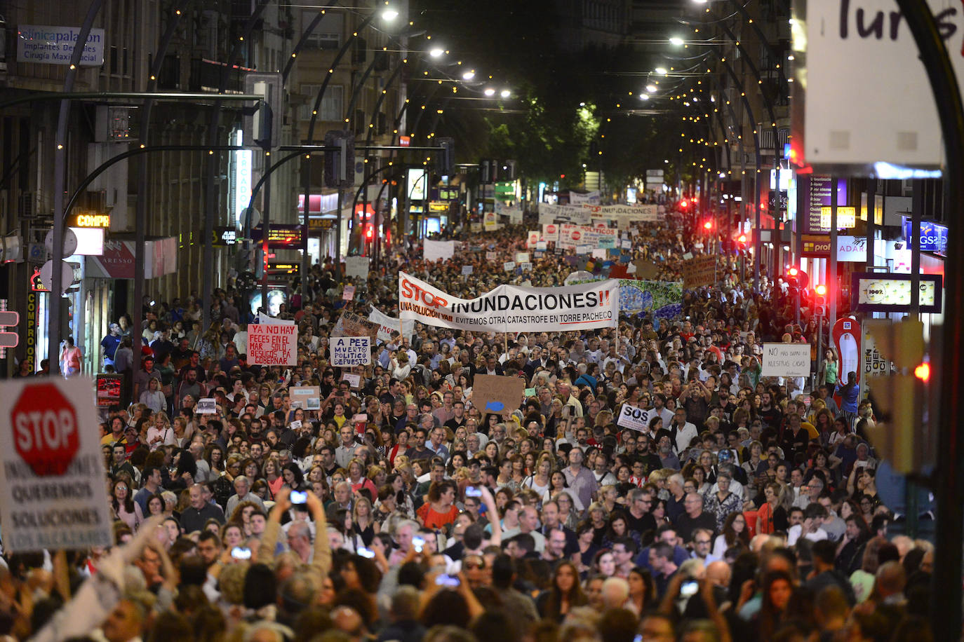 Los alcaldes de San Pedro, San Javier, Los Alcázares y Torre Pacheco, el presidente de la Cofradía de Pescadores de San Pedro y representantes de la plataforma Stop inundaciones se reunieron tras la marcha con el delegado del Gobierno, Francisco Jiménez
