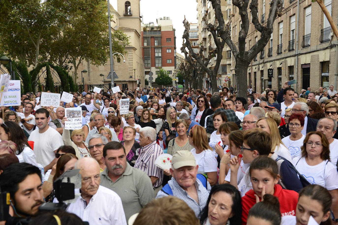 Los alcaldes de San Pedro, San Javier, Los Alcázares y Torre Pacheco, el presidente de la Cofradía de Pescadores de San Pedro y representantes de la plataforma Stop inundaciones se reunieron tras la marcha con el delegado del Gobierno, Francisco Jiménez