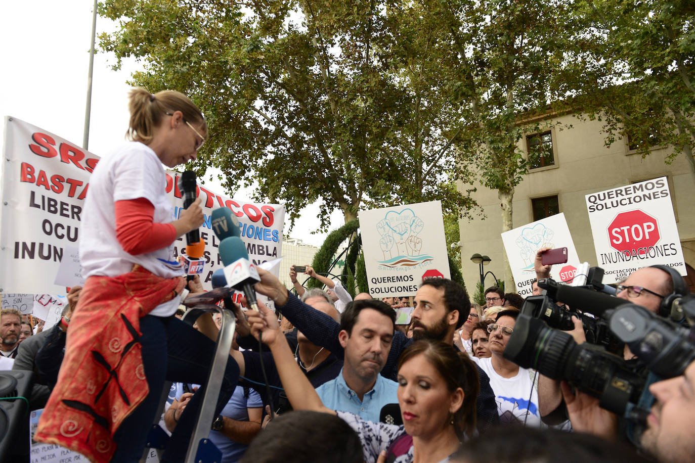 Los alcaldes de San Pedro, San Javier, Los Alcázares y Torre Pacheco, el presidente de la Cofradía de Pescadores de San Pedro y representantes de la plataforma Stop inundaciones se reunieron tras la marcha con el delegado del Gobierno, Francisco Jiménez